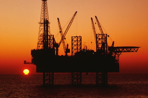 Estrarre petrolio in mare aperto