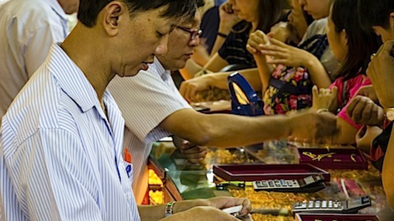 Очередь в цум. Вызывает ажиотаж. Перед картиной ажиотаж в галерее. Черная пятница в сша. Чёрная пятница драка.