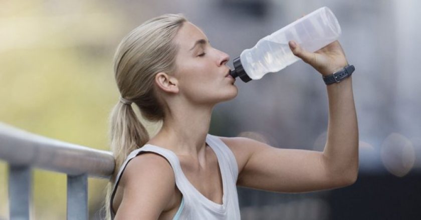 10 buoni motivi per cui bere più acqua