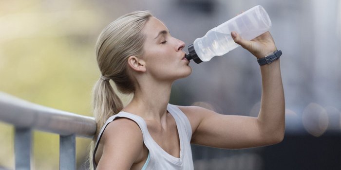 10 buoni motivi per cui bere più acqua