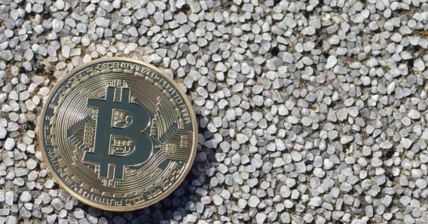 Bitcoin sotto i 6.000 dollari: -58% da inizio anno