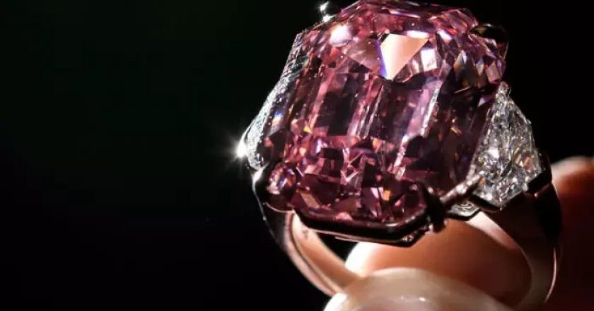 Un diamante rosa da record: 2,6 milioni di dollari a carato