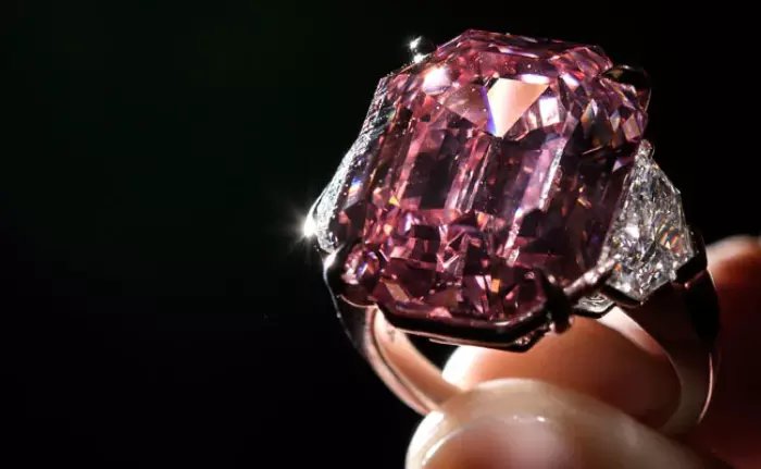 Un diamante rosa da record: 2,6 milioni di dollari a carato