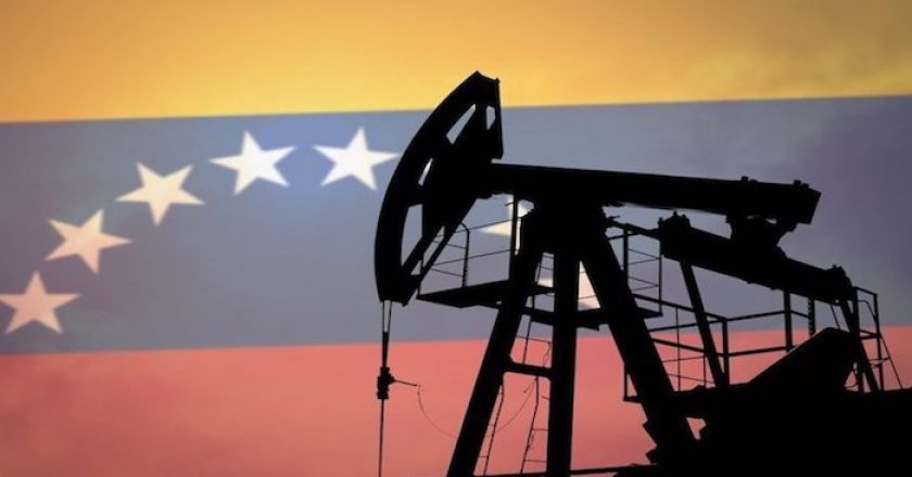 Gli USA avvertono- guai a chi compra petrolio venezuelano!
