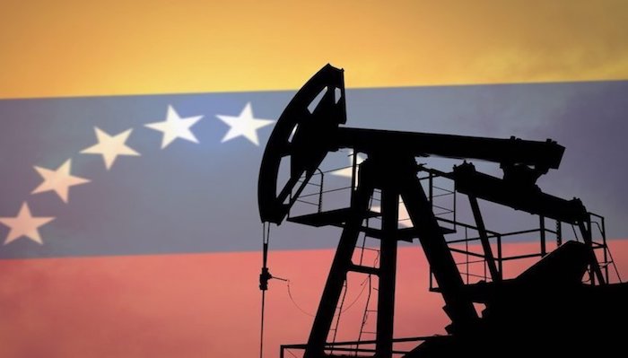 Gli USA avvertono- guai a chi compra petrolio venezuelano!