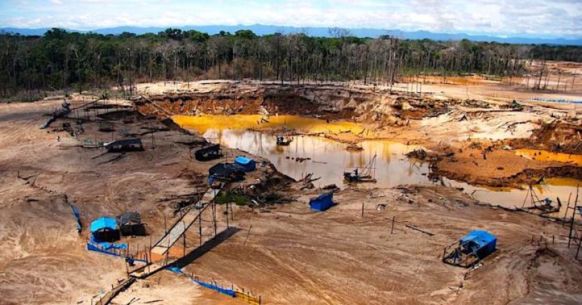 La febbre dell'oro nell'inferno delle miniere illegali del Perù