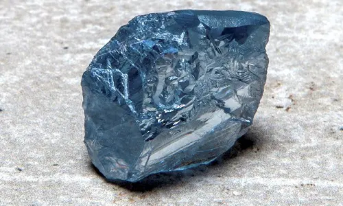 Un diamante azul de un millón de dólares por quilate