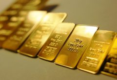 Prezzi dell'oro vicino ai minimi di 2 anni. Occhi puntati sulla FED