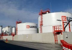 La russa Lukoil vende la sua raffineria in Italia a un fondo cipriota