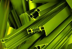 Rottami di alluminio in profili colorati di verde