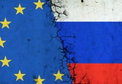 Bandiera della UE e della Russia con una crepa che le separa