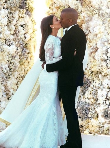 Kim Kardashian mentre si bacia con Kanye West