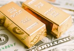 Lingottini d'oro e banconote in dollari