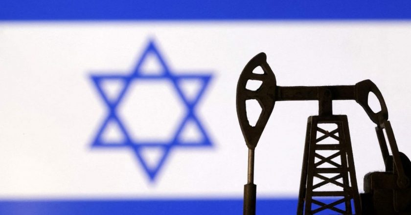 Pozzo petrolifero con la bandiera di Israele sullo sfondo