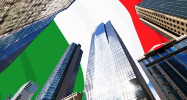 Grattacieli che svettano sullo sfondo della bandiera italiana