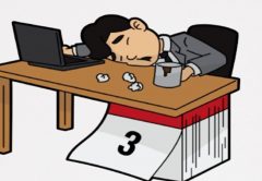 Impiegato addormentato sulla scrivania