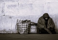 Un senzatetto sul marciapiede