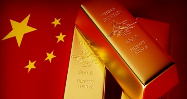 Lingotti d'oro e bandiera cinese