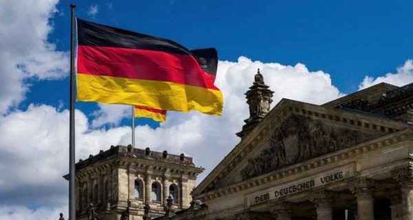 bandiera tedesca davanti al parlamento tedesco