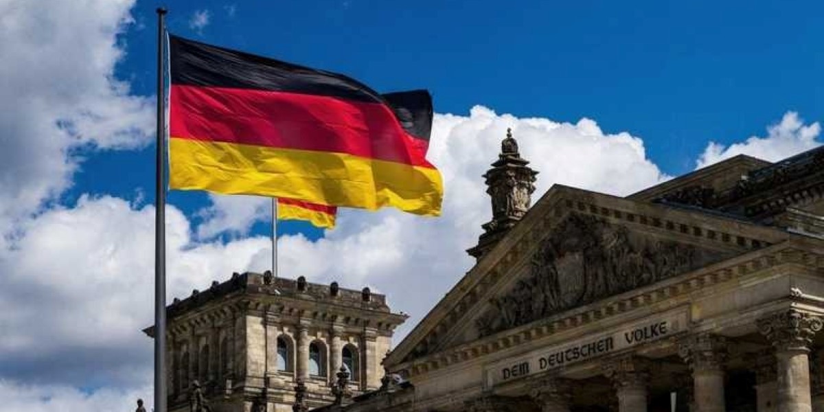bandiera tedesca davanti al parlamento tedesco