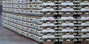 Pani di alluminio primario in magazzino