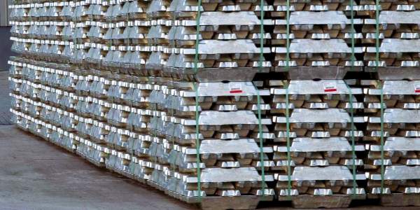 Pani di alluminio primario in magazzino