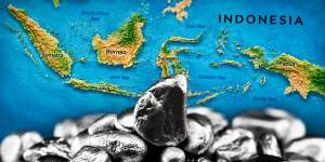 Nichel con sullo sfondo la mappa dell0Indonesia