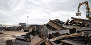 Rottami ferrosi pesanti con profilati e lamiere di acciaio per riciclo siderurgico